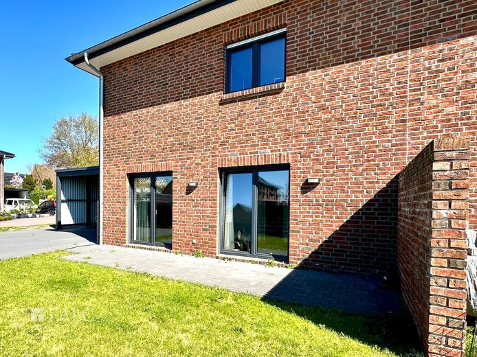 Neuwertige Doppelhaushälfte mit tollem Schnitt in Stade-Haddorf – Sonnige Terrasse