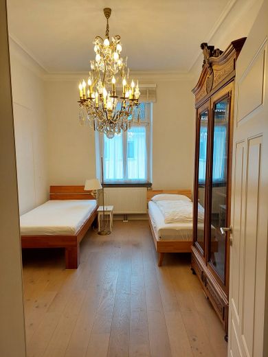 Zentral gelegene 4-Zimmer Wohnung mit Balkon und Fahrstuhl – Gästezimmer