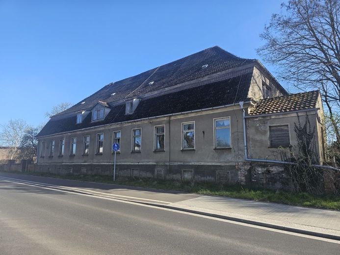 3 Hektar Potenzial - deine Chance auf Wertsteigerung. – Herrenhaus - Gesamtansicht