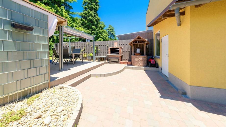 Gut erhaltener Altbau mit grossem Platzangebot – Terrasse