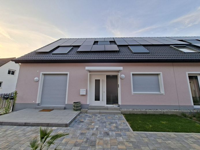 Neubau Haus (Doppelhaushälfte) in Karlsruhe Neureut zu vermieten – Hausansicht