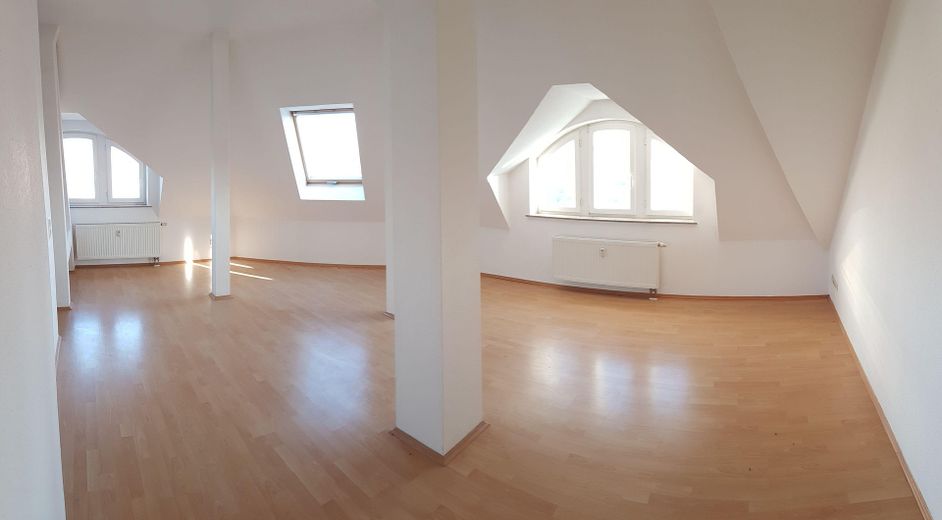 Helle 2-Zimmer Dachgeschosswohnung in Leipzig-Wiederitzsch – Wohnzimmer