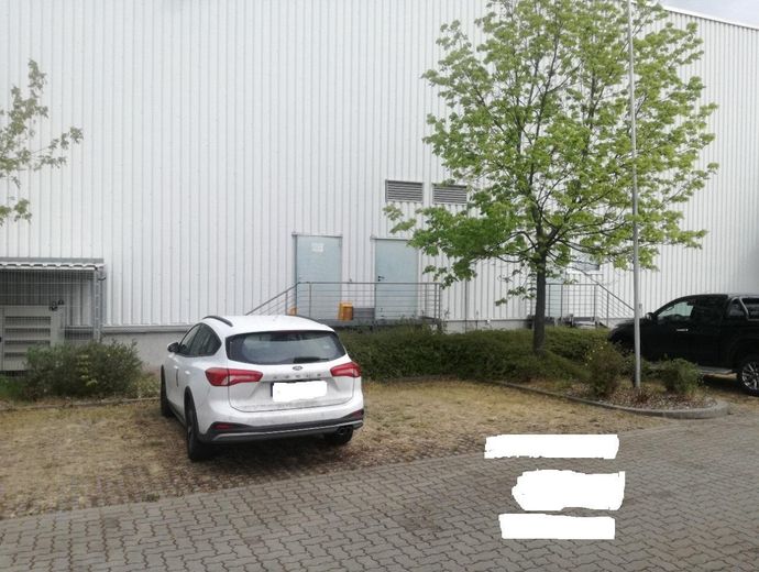 PARKPLÄTZE VOR DEM GEBÄUDE
