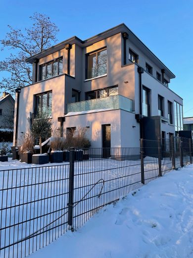 Luxus-Penthouse-Wohnung in traumhafter Lage mit Privatseenutzung – Rückansicht