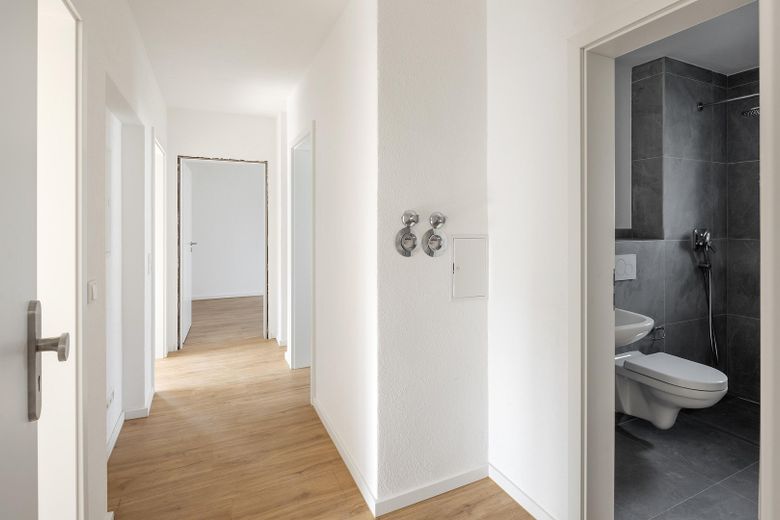Erstbezug nach Kernsanierung: Helle 3-Zimmer-Wohnung in Mehrfamilienhaus (2.OG) – Flur