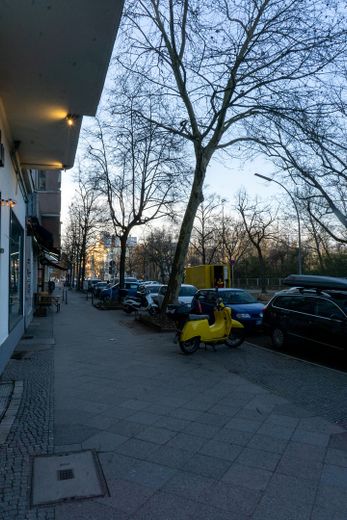 Ruhige Zweizimmerwohnung in beliebter Gegend in Berlin Kreuzberg – Gehweg vor dem Haus