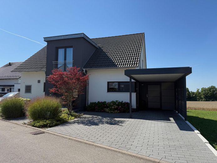 reserviert - Freistehendes Einfamilienhaus in Bestlage von Hbg-Kayh – Feldrandlage, A+, Wärmepumpe – Nordansicht Carport
