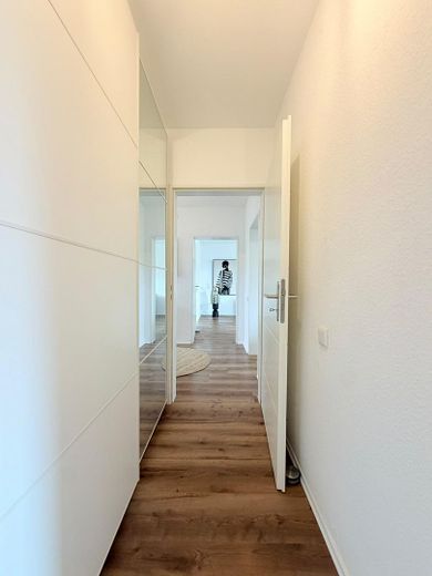 Ampio e luminoso appartamento in edificio ben tenuto. Pronto per essere abitato e senza provvigioni – Flur
