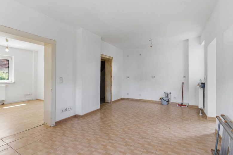 "Schollehaus" gesucht?
Reihenendhaus mit kleinem Garten und Garage – Wohnküche