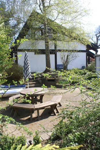 Een bijzonder huis met uitzonderlijke architectuur van particulier / zonder courtage – Außenansicht Garten