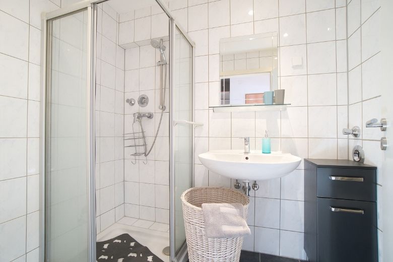 Modern eingerichtete, großzügig geschnittene Wohnung mit Internetzugang und Balkon, zwei Bäder, nahe U-Bahn und Einkaufsmöglichkeiten – c7d62b3e1333876f3953edc233e2686d9c4b38fe.jpg