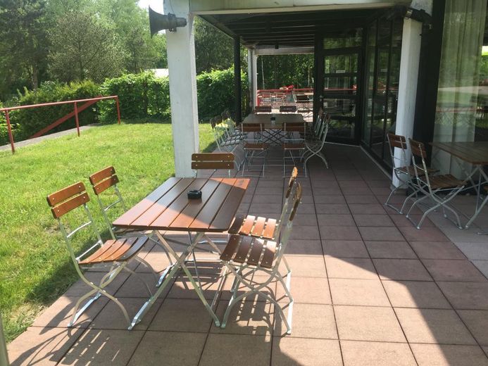 Großes Restaurant/Café mit Sonnenterrasse und zwei Kegelbahnen im Tennisclub TG 49 Bochum – Terrasse Seite