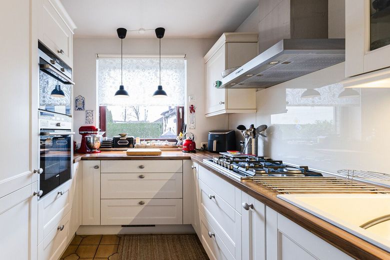 Modernisiertes Familienparadies: Sehr gepflegtes ERH mit Kamin, Sauna &amp; Garage – Küche