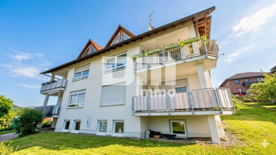 Hochwertig sanierte, ebenerdige Dreizimmerwohnung im EG mit Loggia + PKW-Stellplatz – Frontansicht