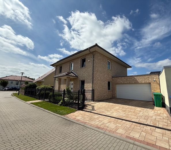 Provisionsfrei: Exklusive Stadtvilla (161 m²) mit PV-Anlage, Pool, Doppelgarage in Großbeeren – Seitenansicht
