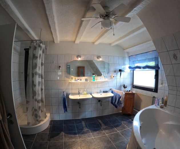 Gepflegte Doppelhaushälfte in Duisburg-Bergheim – Badezimmer Dusche/Wanne