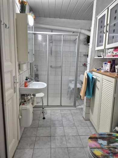 Finkenwerder: dom jednorodzinny z mieszkaniem dla członków rodziny – Einliegerwohnung Badezimmer