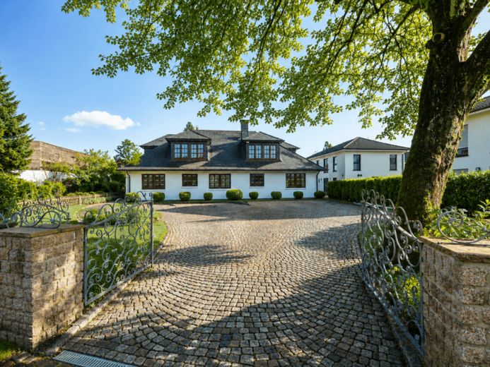Ampia villa con un notevole potenziale abitativo – Foto 1