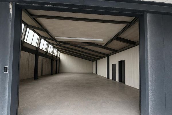Lagerhalle 1 x 200 qm + 200 qm Freifläche und 1x 400 qm + 400 qm Freifläche
