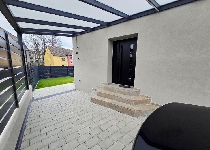 Wohnen auf hohem Niveau | Exklusives Einfamilienhaus | Kernsaniert & hochwertig ausgestattet – Carport / Hauseingang