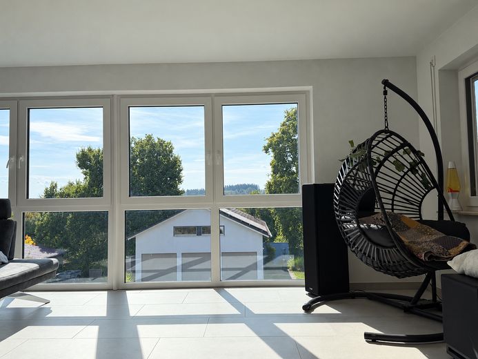 Attraktives bezugsfertiges Einfamilienhaus mit Doppelgarage – Wohnzimmer
