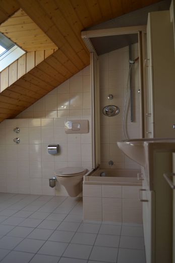Centraal in Goldbach met veel ruimte voor het hele gezin – Badezimmer DG