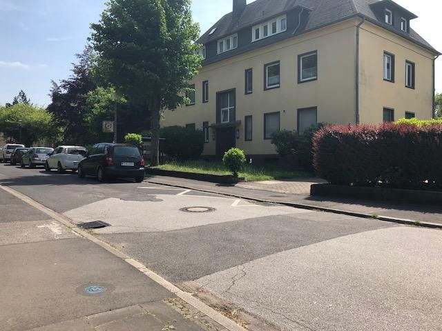 Einfahrt rechts zu den Stellpl
