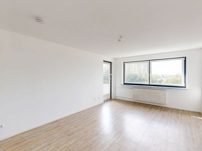 Helder&ruim: 3-kam.-app. met BALKON en inbouwkeuken – Ansicht I: Wohn- und Esszimmer