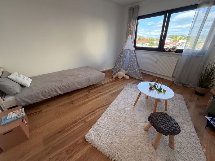 Sofort Einziehen! Frisch renovierte 3,5 Zimmer Wohnung mit Balkon und Garage – Kinderzimmer - Originalbild