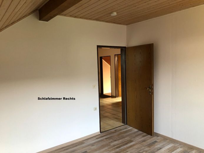 ruhige DG Wohnung mit Südb. in Wohnbereichstr. sucht langfristigen ruhigen Nichtraucher Mieter – Schlafzimmer rechts