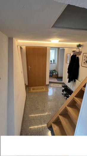 Großzügige teilmöblierte 4-Zimmerwohnung mit Balkon & EBK – Eingang