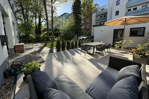 Stadthaus-Feeling: Großzügige Wohnung mit separatem Office und eigenem Parkplatz