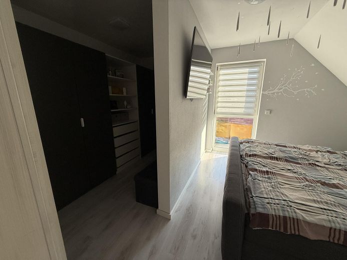 Familienfreundliches Einfamilienhaus zu verkaufen – Schlafzimmer beg. Kleiderschr.