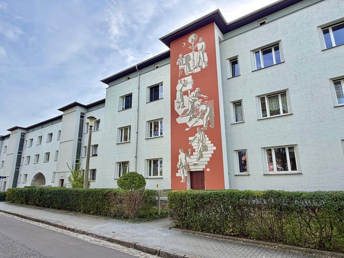 2-Raum-Wohnung mit Balkon & Badewanne - WG geeignet - Parkett-Fußboden – Hausansicht - Vorderseite