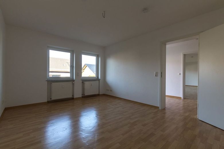 Gebotsverfahren: Modernisierungsbed., teilvermietetes
3-Familienhaus in ruhiger Lage von Höchst – V739-2414-28