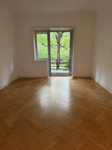 Urokliwe mieszkanie w starej kamienicy z parkietem ułożonym w jodełkę, wysokimi sufitami i dużym ogrodem w Wellingsbüttel – Ausgang zur Terasse 