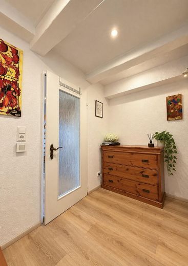 Fully renovated family home with a stunning conservatory, photovoltaic system, heat pump & large outbuilding – Gäestezimmer 1E b