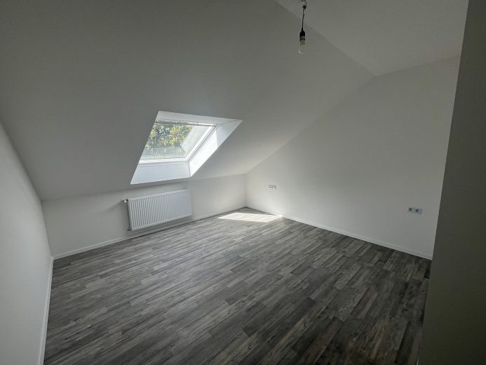Frisch renovierte 3-Zimmer Wohnung mit Loggia ins Grüne, Einbauküche und Garage – Foto 5