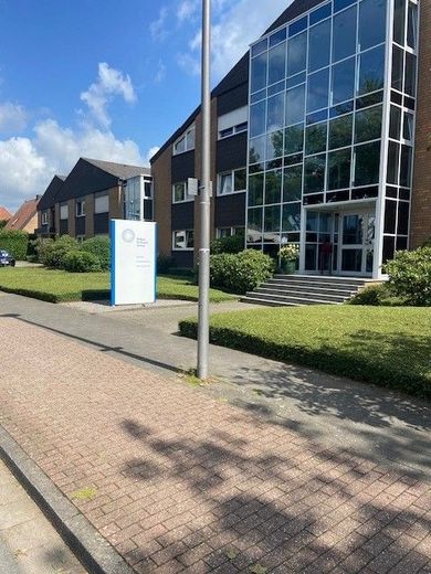 Bezugsfertige Büroimmobilie in zentraler Lage von Greven – Eingangsbereich Straße
