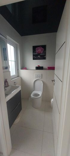 Geräumiges und modernisiertes 8-Zimmer-Einfamilienhaus mit geh. Innenausstattung in bester Lage – Gäste-WC