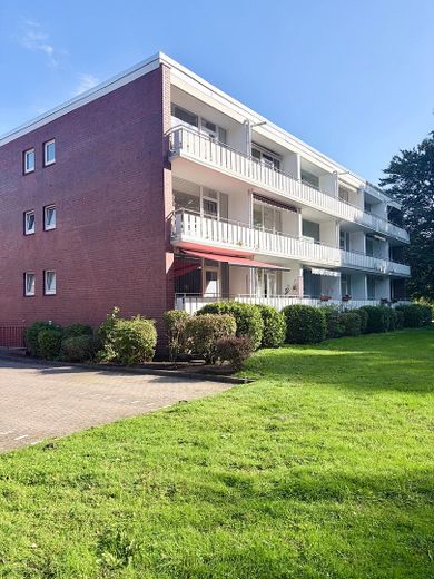 1 odalı daire: yüksek kaliteli yenilenmiş, yeni kaliteli ankastre mutfak, yeni banyo ve park yeri dahil – Hausansicht Vorderseite