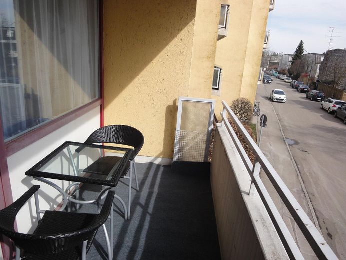 Freies möbliertes Apartment, Schwimmhalle, Sauna, S-Bahn München, von privat – Balkon