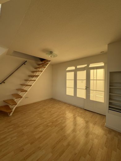 3-Zimmer-Dachgeschosswohnung mit Balkon + EBK in Maisach, Nutzfläche 151 qm, 5 Fußminuten zur S3 – Zimmer 2 mit Aufgang