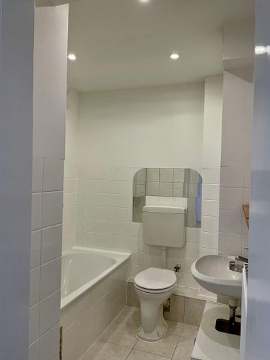 Renovierte 2,5-Raum-Penthouse-Wohnung mit Balkon in Kaiserslautern – Bad