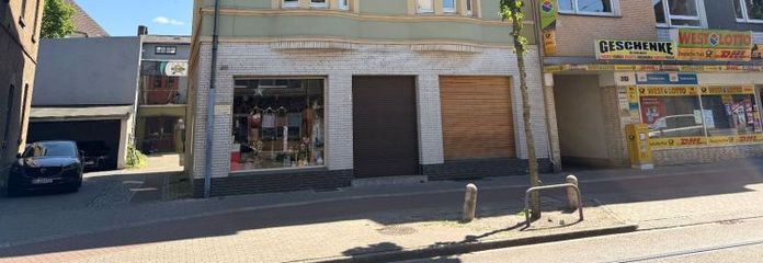 Solid residential & commercial ensemble in Gelsenkirchen – 3 residential units, retail space & commercial hall!