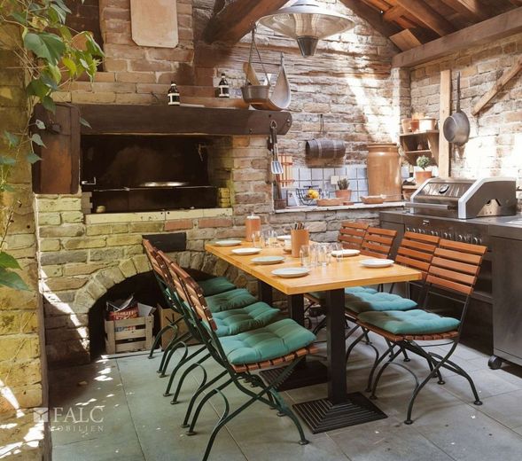 Mehr als eine Immobilie: Ein Lebens- und Arbeitsort mit Geschichte – Restaurant Außenbereich