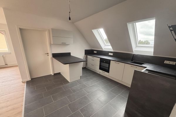 Dachgeschosswohnung mit großer Wohnküche, EBK, Stellplatz und Glasfaser in Wunstorf-Kolenfeld