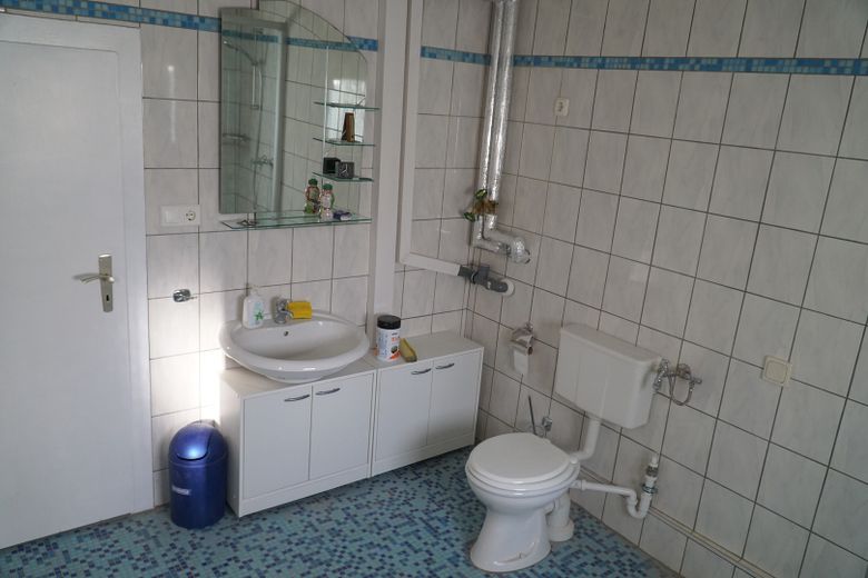 Vollständig renoviertes und modernisiertes 5-Zimmer-Einfamilienhaus in Eichendorf – Bad
