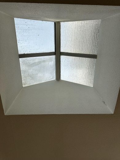„The Flow-Hub“ – Industrielle Eleganz für kreative Köpfe – Oberlicht (Wartezimmer)
