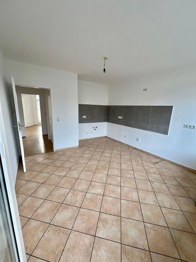 Helle 3-Zimmer-Wohnung mit Terrasse und Balkon auf 70 m²“ – Wohnküche